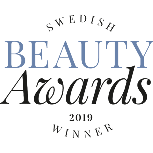 En logo med orden 'Swedish Beauty Awards 2019 Winner' i en stilfuld skrifttype, med 'Beauty' i blåt.