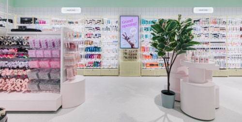 Lyko myymälä ja laaja kosmetiikkavalikoima