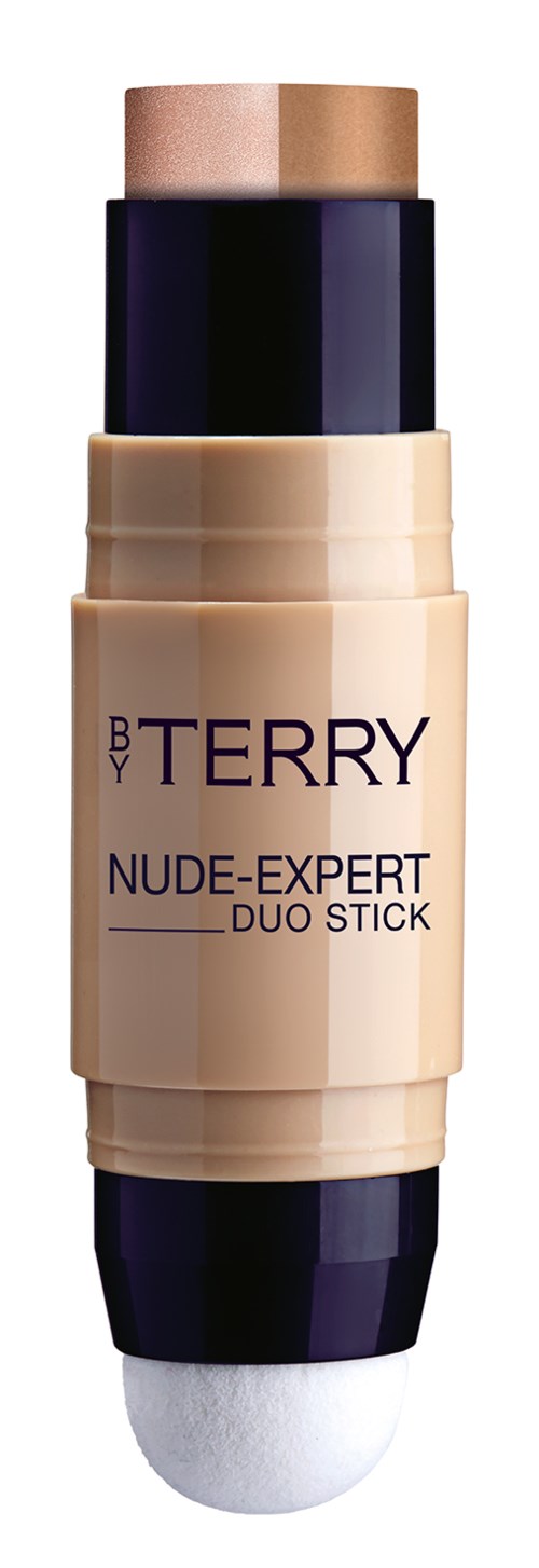 En beige makeupstift med mørk blå hætte, mærket 'BE TERRY NUDE-EXPERT DUO STICK,' bruges til makeup.