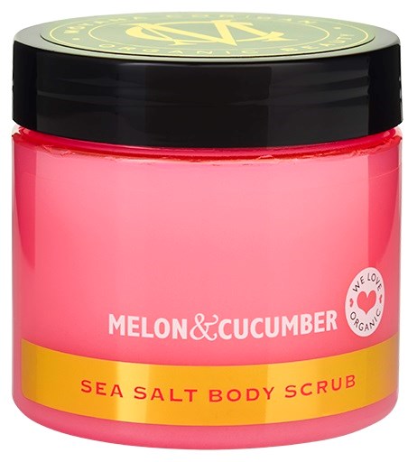 En rosa krukke med svart lokk, merket "Melon & Cucumber Sea Salt Body Scrub" og et lite hjerte på siden.