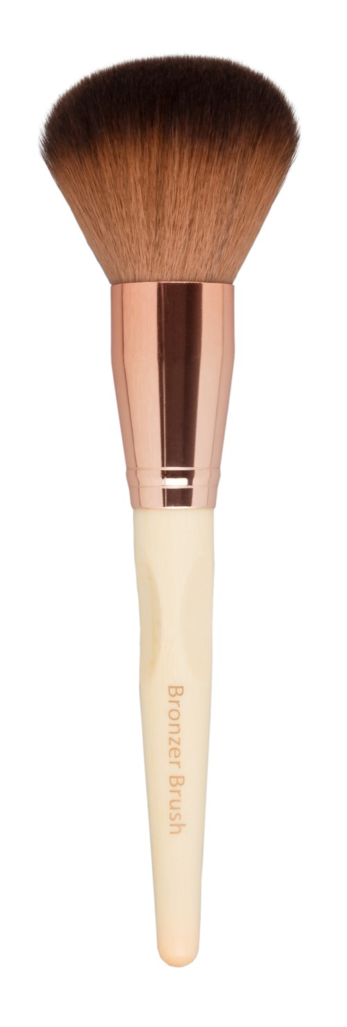 En stor makeuppensel med vit handtag och bruna borst. Den används för att applicera puder eller blush.