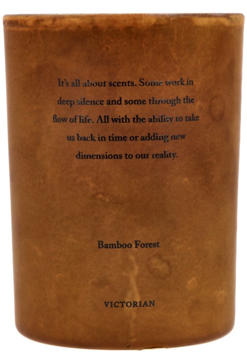 Ett brunt ljushållare med ett citat om dofter och en hänvisning till Bamboo Forest Victorian.