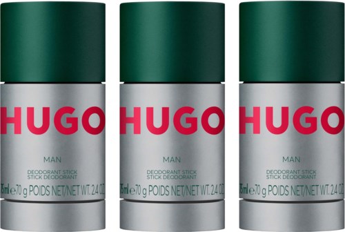 Kolme deodoranttitahylsyä, joissa on vihreä kansi ja harmaa etiketti, lukee suurilla punaisilla kirjaimilla 'HUGO'.