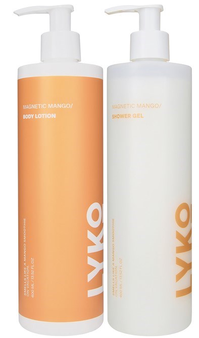 Två vita flaskor med pump, en med orange etikett för kroppslotion och den andra för duschgel.