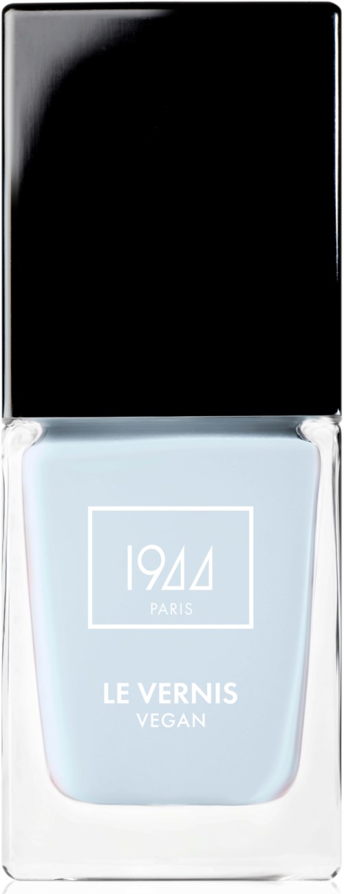 En ljusblå vegansk nagellackflaska med svart lock, märkt "1944 PARIS LE VERNIS VEGAN."