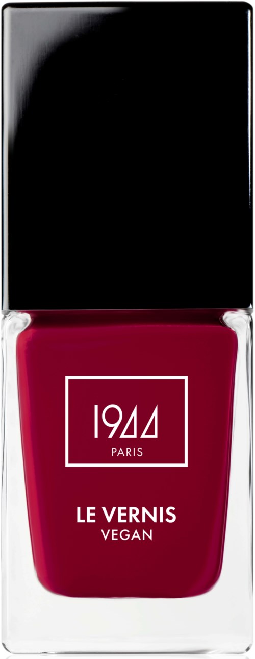 En vegansk nagellackflaska med svart lock och rött innehåll, märkt "1944 PARIS" och "LE VERNIS VEGAN."