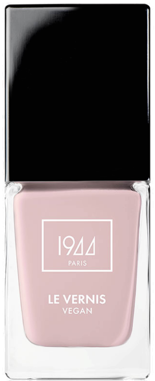 En rosa nagellackflaska med etikett '1944 Paris' och 'Vegan' med svart kork.