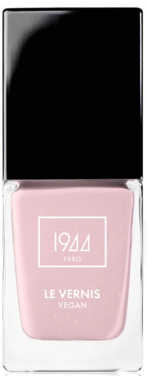 En rosa vegansk nagellackflaska med svart lock, märkt "LE VERNIS VEGAN" och "1944 PARIS."