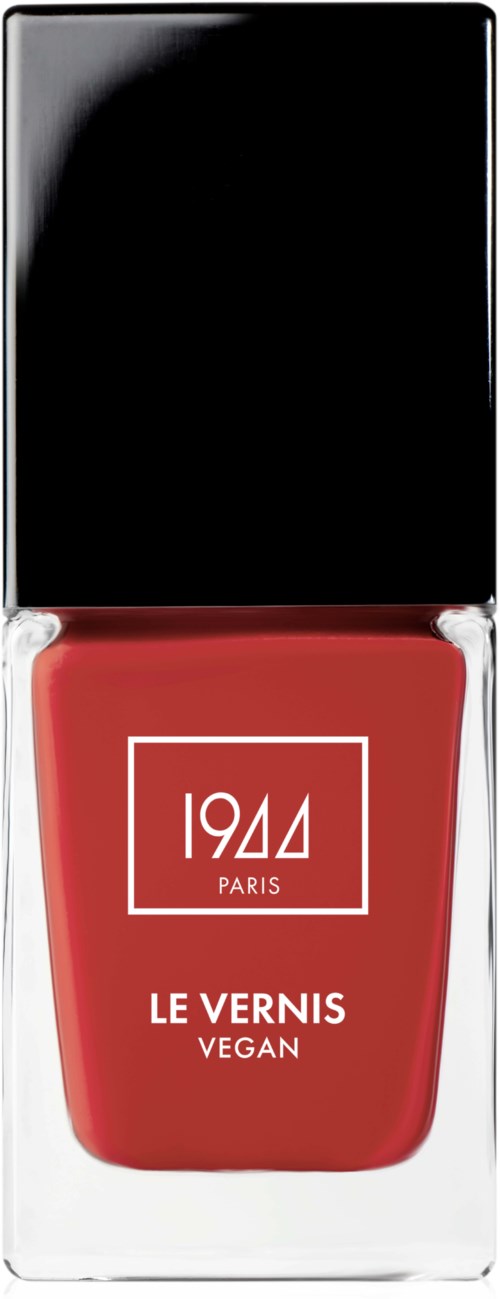 Röd nagellacksflaska märkt "Le Vernis Vegan" med svart lock och vit bakgrund.