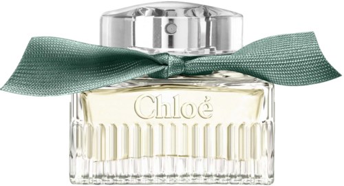 Przezroczysta butelka perfum z zieloną wstążką, z napisem Chloe, zawiera jasnokwiatową perfumę.