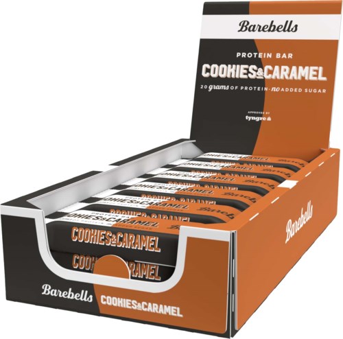 Een displaydoos met eiwitrepen genaamd 'Cookies & Caramel' van Barebells, met zwarte, witte en oranje kleuren.