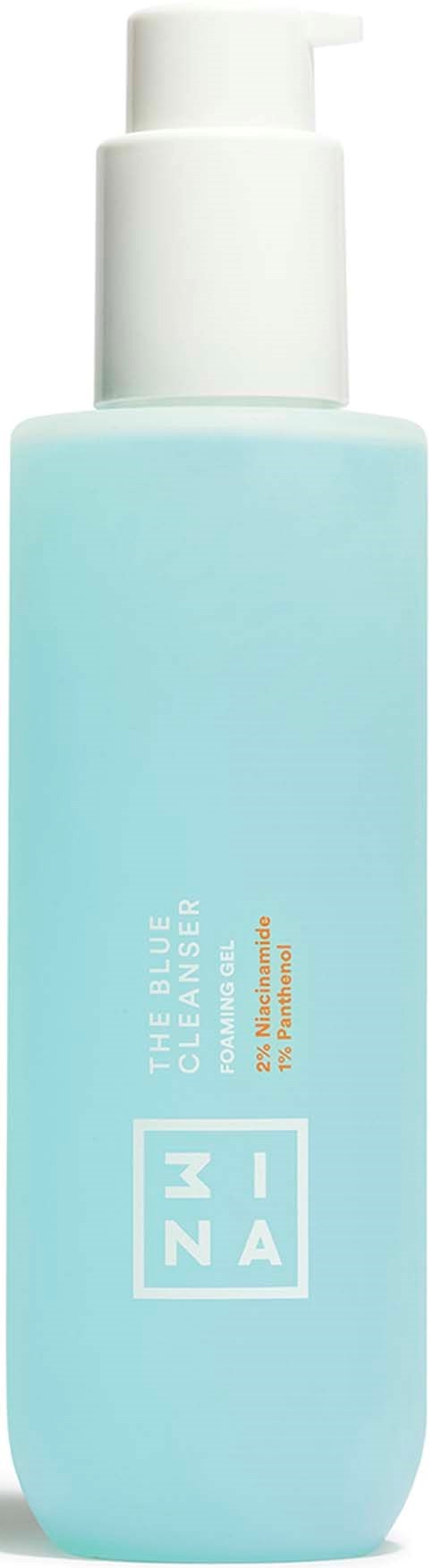 En blå flaske med hvit pumpe merket "The Blue Cleaner" for rengjøring. Enkel og ren design.