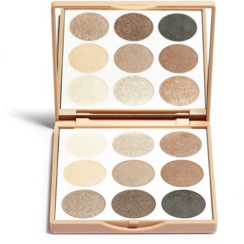 En makeuppalet med tolv runde øjenskygger i neutrale og mørke farver i en beige kasse.