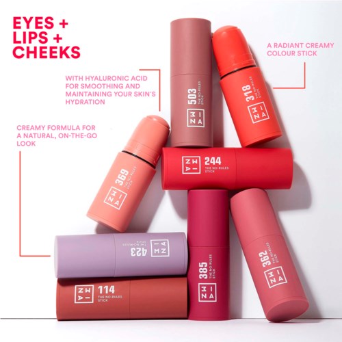 Eine Sammlung bunter Lippenstiftröhrchen mit Labels, einige gestapelt und andere liegend, auf weißem Hintergrund.