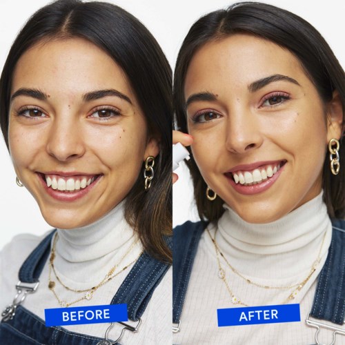 En kvinna visar en före- och efter-förvandling av ansiktet, med tydlig förbättring av hudens utseende och makeup. Hon bär en vit polotröja och smycken.