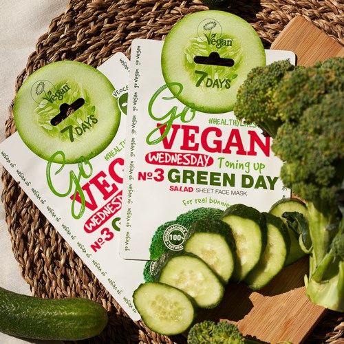 Grønnsaker og merker fremmer vegan-dagen, med brokkoli, agurk og plantebasert hudpleie.