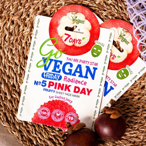 En ansiktsmaske pakke med fargerik tekst og bilder, som fremhever en vegansk, rosa, fruktig ansiktsmaske.