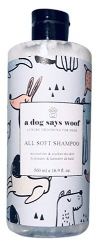 En flaske hundeshampoo med lekne dyrebilder og etiketten 'a dog says woof, all soft shampoo.'