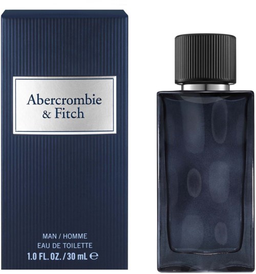 Eine dunkelblaue Parfümverpackung und Flasche mit dem Markennamen Abercrombie & Fitch für Herrendüfte.