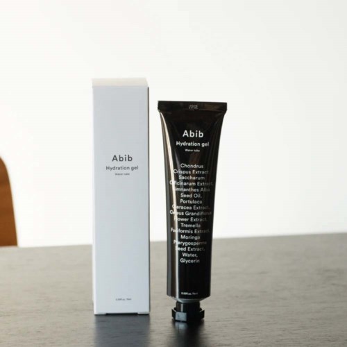 En svart tub märkt 'Abib Hydration gel' bredvid en vit förpackning. Tuben listar ingredienser som växtextrakt och vatten.