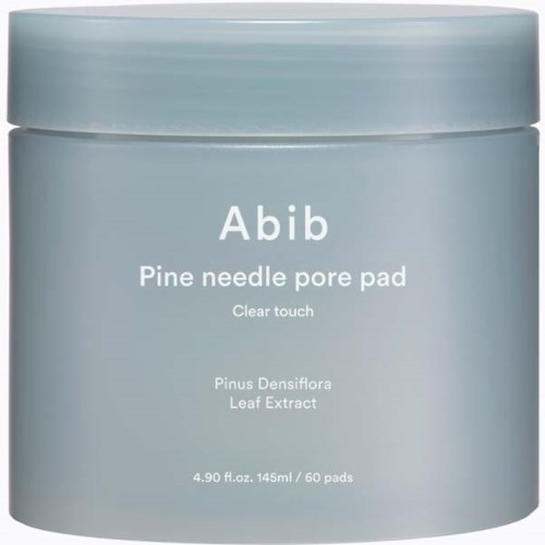 En ljusblå burk märkt 'Abib Pine Needle Pore Pad' med innehålls- och storleksuppgifter.