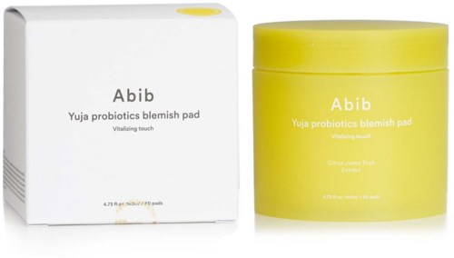 Valkoinen laatikko ja keltainen purkki, joissa lukee 'Abib Yuja probiotics blemish pad' ja 'Vitalizing touch.'