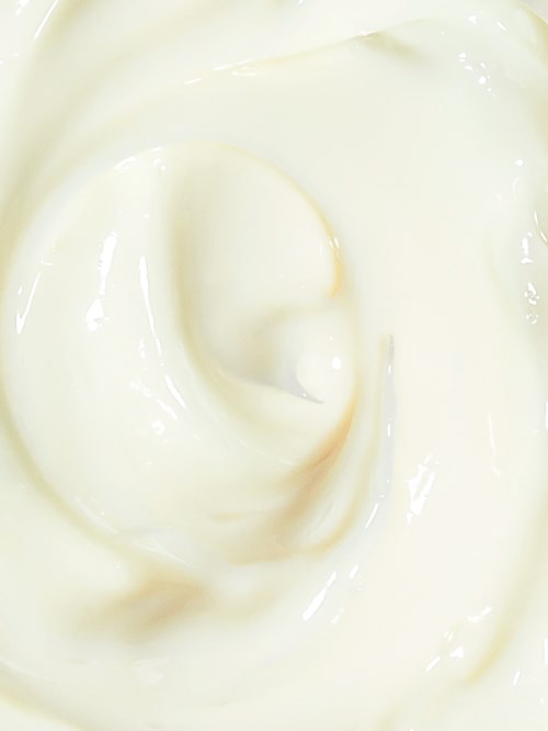 En glat hvirvel af hvid creme eller yoghurt med en blank overflade.