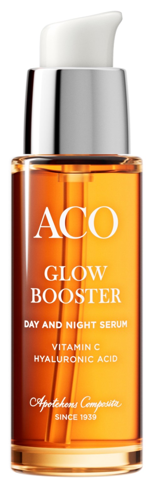 En flaska glow booster-serum med vitamin C och hyaluronsyra, i en klar orange behållare med vit pump.