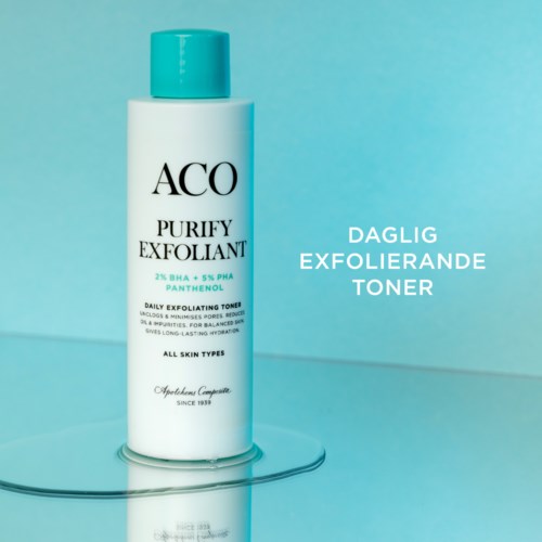 En vit flaska med blå lockmärkt 'ACO Purify Exfoliant' på en blå yta. Texten säger 'Daily exfoliating toner.'