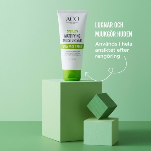 A white and green tube of face moisturizer on a pale green platform, with Swedish text explaining its benefits.