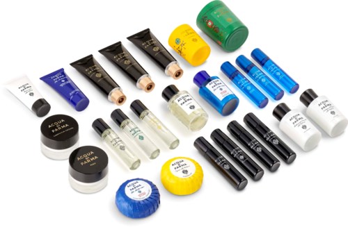 Verschillende huidverzorgingsproducten, waaronder crèmes, serums en tubes, zijn gerangschikt op een witte achtergrond.