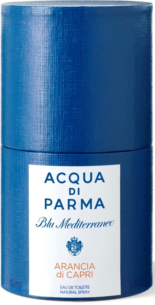 Een blauwe cilindervormige fles met een wit label, tekst over een parfum genaamd Acqua di Parma Blu Mediterraneo.
