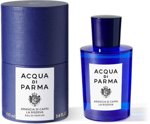 Sininen hajuvesipullo ja laatikko, joissa valkoiset etiketit ja teksti, joka näyttää merkki Acqua di Parma ja vaakuna-logon.
