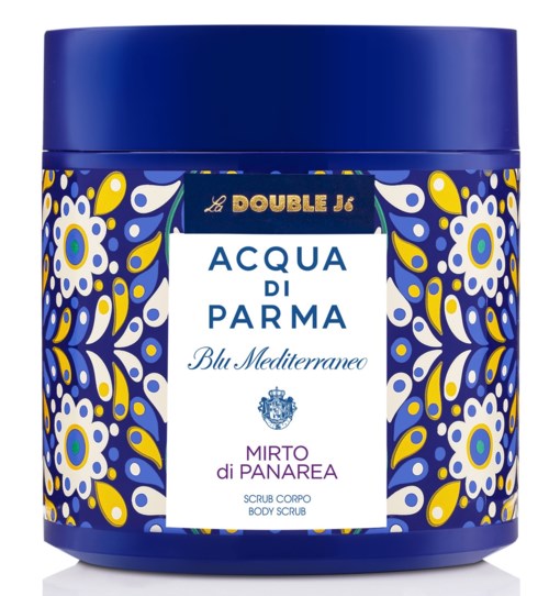 En blå beholder med fargerike blomster- og prikkemønster, merket som Acqua di Parma kroppsskrubb, middelhavsstil.
