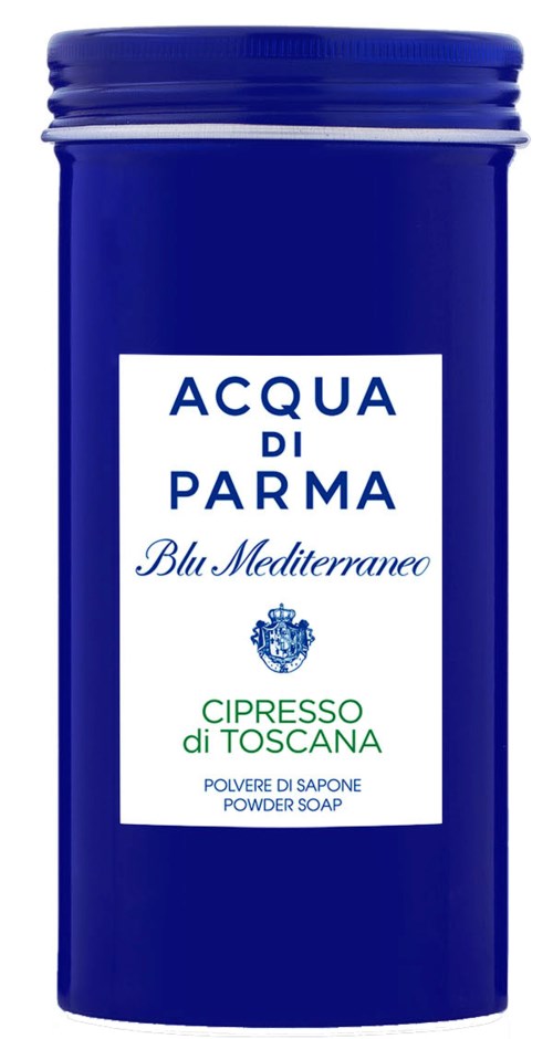 Blå behållare med vit etikett, innehåller pulver tvål, som heter Cipresso di Toscana. Märke är Acqua di Parma.