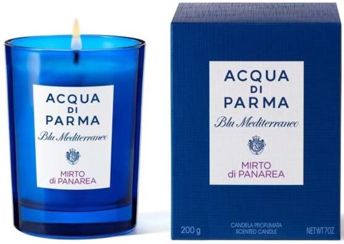 Een blauwe geurkaars in glas met bijbehorend doosje, gemerkt 'Acqua di Parma Blu Mediterraneo Mirto di Panarea.'