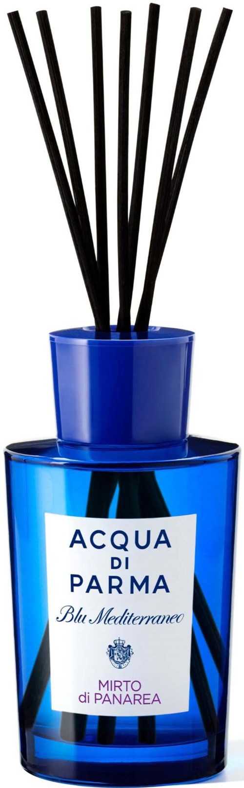 En blå flaska med svarta pinnar inuti, märkt 'Acqua di Parma Blu Mediterraneo Mirto di Panarea,' avger en frisk doft.