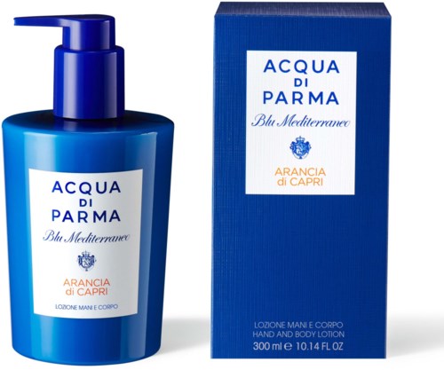 En blå hand- och kroppslotionflaska bredvid dess box, båda märkta 'Acqua di Parma Blu Mediterraneo Arancia di Capri.'