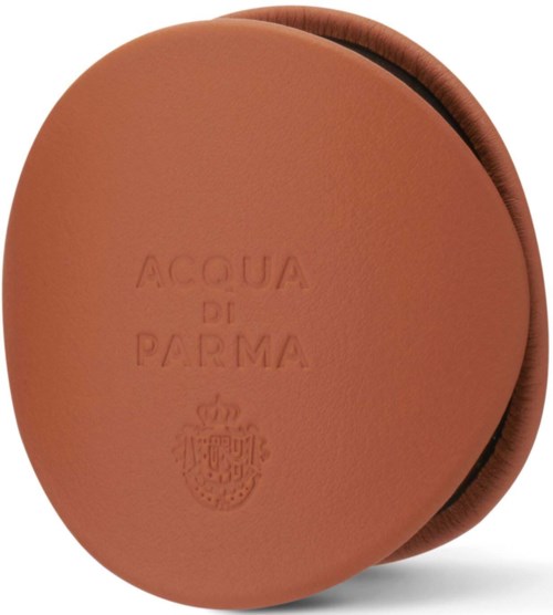 En rund, brun tvål med intryckt text 'ACQUA DI PARMA' och ett emblem. Den har en slät yta och en rundad kant.