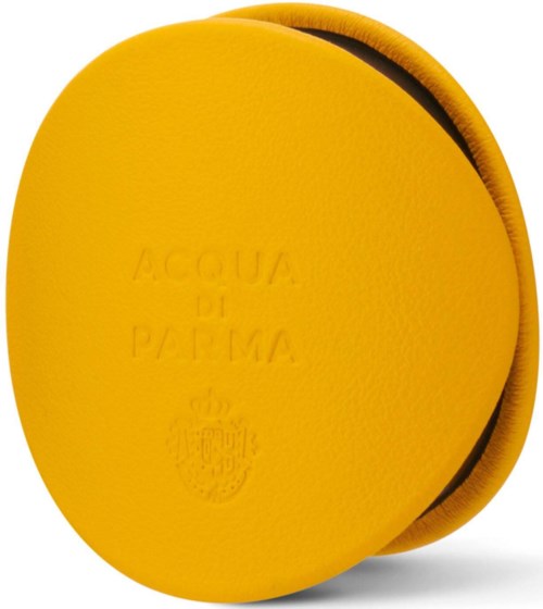 Keltainen pyöreä sieni, jossa on kohokuvioitua tekstiä ja pieni logo, käytetään puhdistukseen tai kiillotukseen.