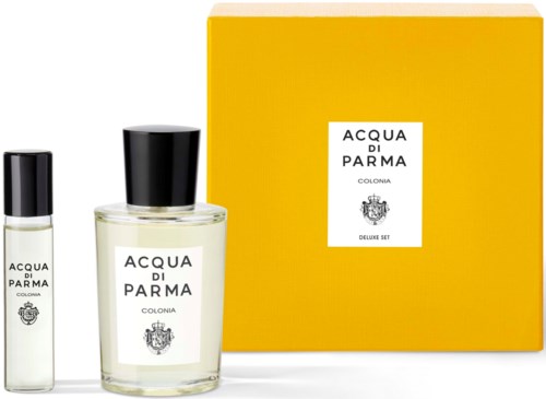 To parfumsprayer og en gul boks mærket 'Acqua di Parma Colonia Deluxe Set' er vist.