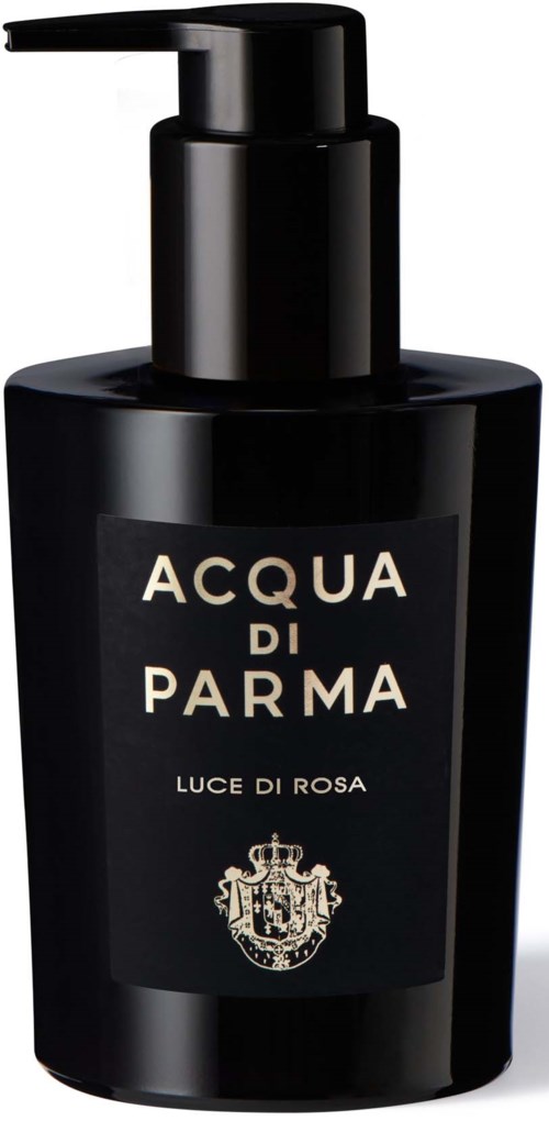 En svart pumpflaska med en etikett som heter 'Acqua di Parma Luce di Rosa' och en vapenlogotyp.