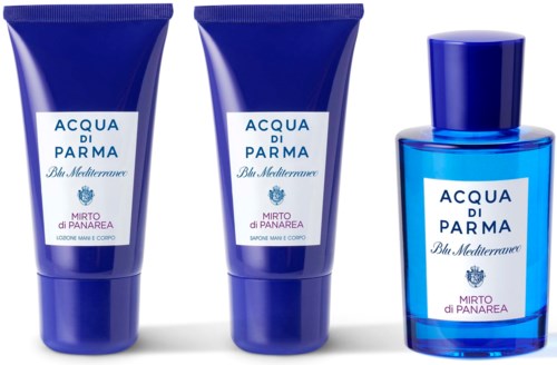 Tre blå flaskor och tuber av Acqua di Parma Blue Mediterraneo parfym och lotion.
