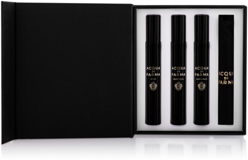 En svart box med fyra vertikala flaskor märkta 'Acqua di Parma' inuti.