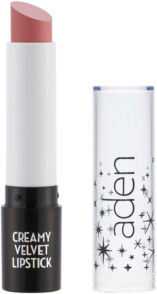 En leppestift i hvit tube med svart grunnflate, merket 'CREAMY VELVET LIPSTICK.' Dekselet er klart med stjernesymboler.
