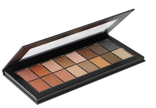 En makeup-palett med olika nyanser av brunt, beige och persika, i ett öppet svart fodral med spegel.
