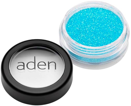 En liten beholder med blå glitter og lokk merket "aden."