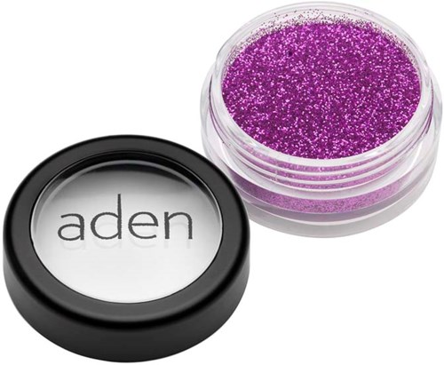Ein kleiner Behälter mit lila Glitzer und einem klaren Deckel mit der Aufschrift "aden".