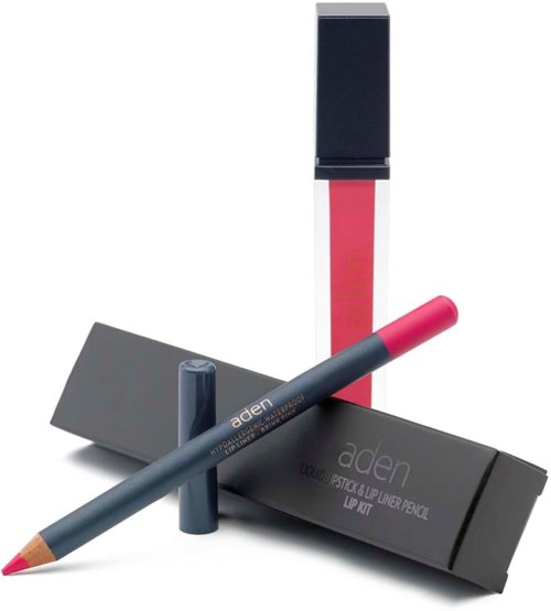 En lip liner blyant med pink og grå farve, en matchende læbestiftboks, og en sort boks til blyanten, alle arrangeret pænt.