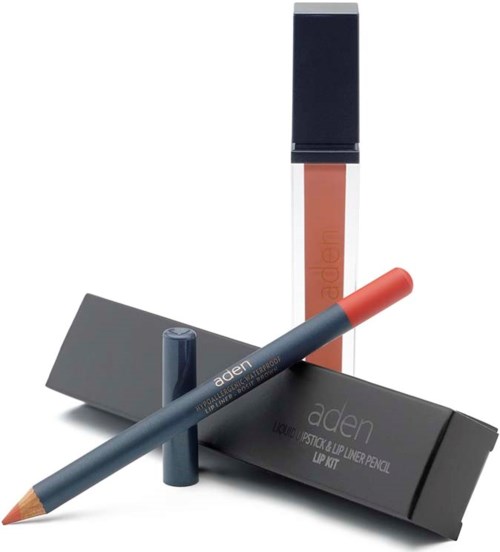 Lip gloss, læbepen og en læbestift i elegant emballage på en grå æske.
